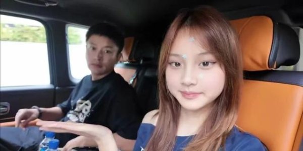 配资公司排行 甜馨晒新加坡游玩视频，化淡妆遗传妈妈美貌，和贾乃亮互动友爱