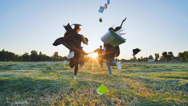配资公司排行 9部门发文，全国版中小学春秋假要来了！多地已有方案